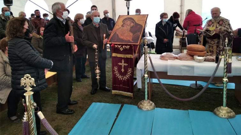 Δαμάσι: Εκκλησιασμός σε σκηνή για τη γιορτή των Αγίων Θεοδώρων