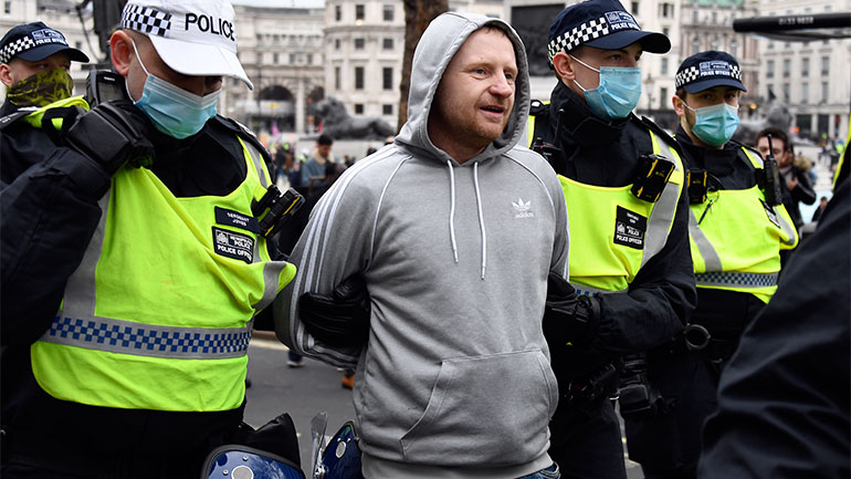 Λονδίνο: 36 συλλήψεις για επεισόδια σε διαδήλωση κατά των περιοριστών μέτρων