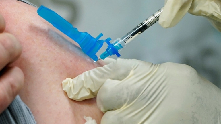 Ρεκόρ χορήγησης εμβολίων για δεύτερη ημέρα στη Βρετανία