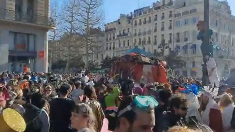 Παρά τις απαγορεύσεις, 6.500 νέοι κατέκλυσαν τη Μασσαλία για να γιορτάσουν το καρναβάλι