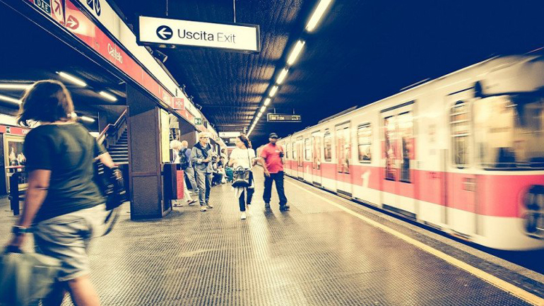 Ομόφωνη καταδίκη για την επίθεση κατά ζευγαριού ομοφυλόφιλων στο μετρό της Ρώμης