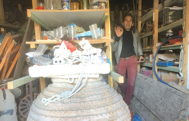 Ο συλλέκτης Σπύρος Κουρής μας ξενάγησε στο... προσβάσιμο μέρος της αποθήκης όπου στεγάζει τα κειμήλια