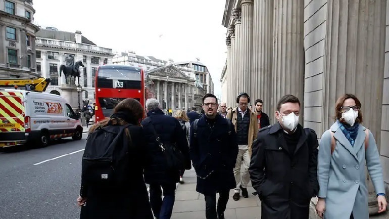 Βρετανία: Στους 17 οι θάνατοι σε ένα 24ωρο λόγω Covid-19 – Σταθερά πάνω από 5.000 τα νέα κρούσματα