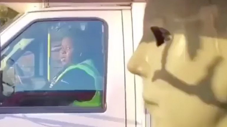 Ο Michael Myers τρομοκρατεί αυτοκινητιστές Ο Michael Myers τρομοκρατεί αυτοκινητιστές