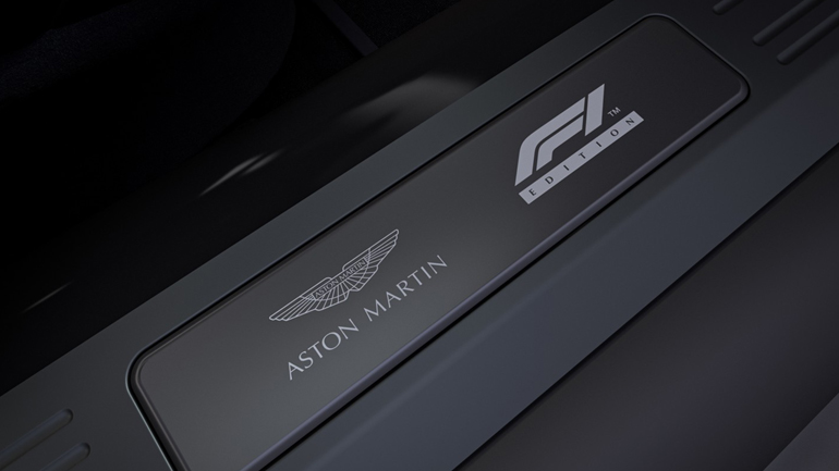 Δεν λείπουν τα σχετικά λογότυπα από το αμάξωμα