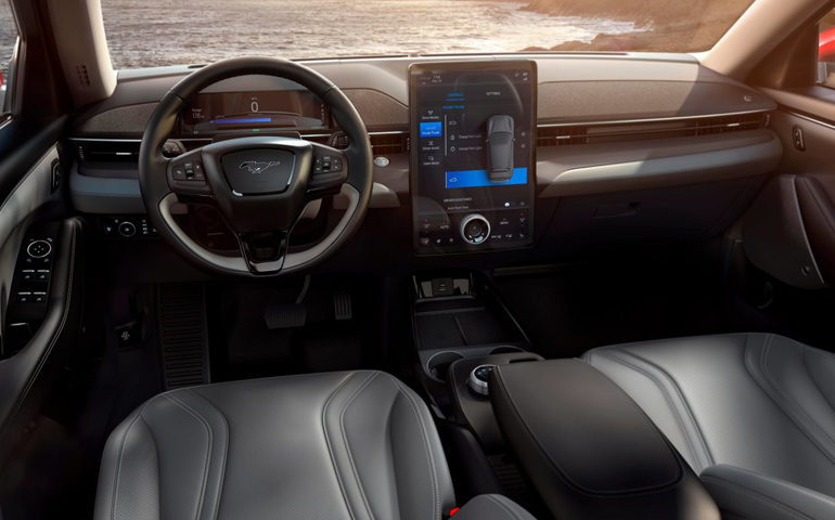 Απλό, σύγχρονο και high-tech το εσωτερικό του ηλεκτρικού SUV.