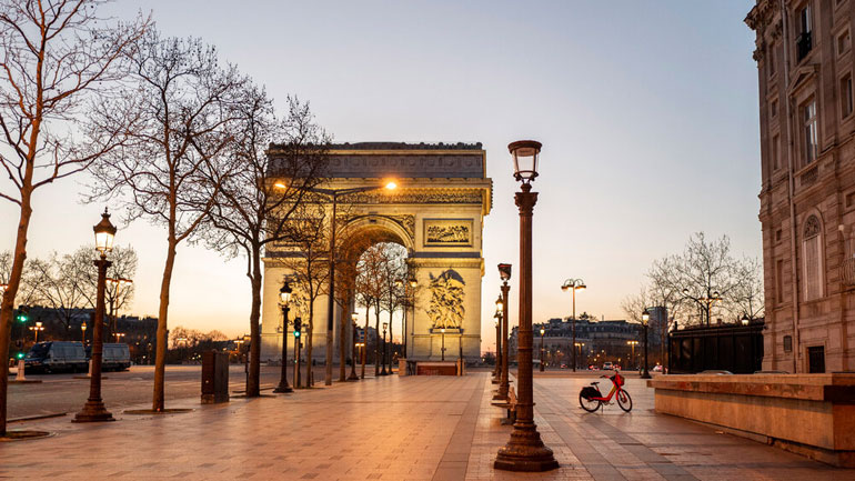 Γαλλία: Επιστροφή στην κανονικότητα το καλοκαίρι ή το φθινόπωρο