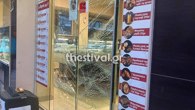 Θεσσαλονίκη: Άγνωστοι απείλησαν νεαρό με μαχαίρι και προκάλεσαν φθορές σε ζαχαροπλαστείο