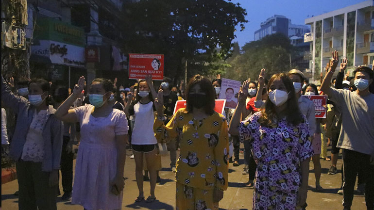 Μιανμάρ: Διαδηλώσεις πραγματοποιήθηκαν πριν τα ξημερώματα στη Μάνταλεϊ