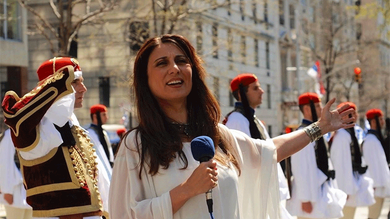 Η Αναστασία Ζαννή τραγουδάει τον Εθνικό Ύμνο στον Ιερό Βράχο της  Ακρόπολης