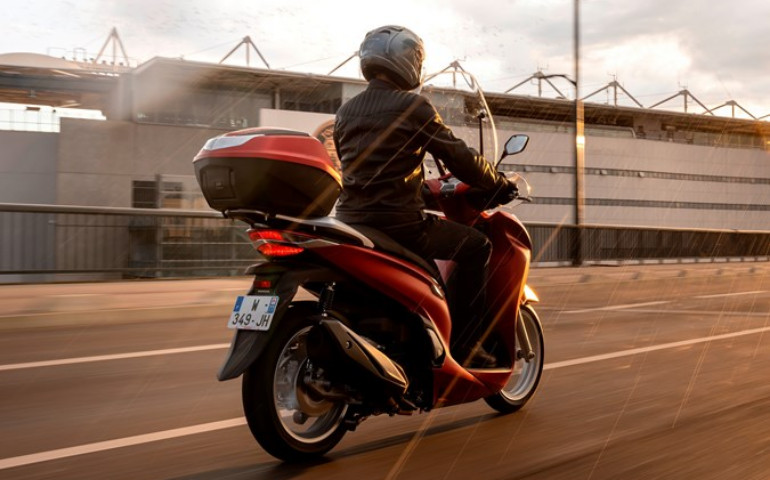 Διαφορετικό το πίσω φωτιστικό σώμα τεχνολογίας LED.