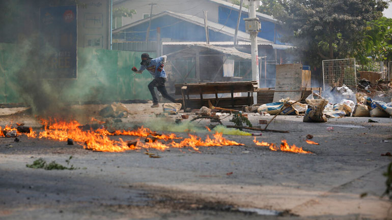 Μιανμάρ: Η χούντα κατηγορεί τους διαδηλωτές για τη βία και απειλεί με περιορισμένη χρήση του ίντερνετ