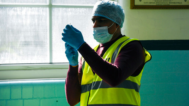 Covid-19: Ελπιδοφόρα τα αποτελέσματα πειραματικού κοκτέιλ θεραπειών από ελβετικό φαρμακευτικό όμιλο