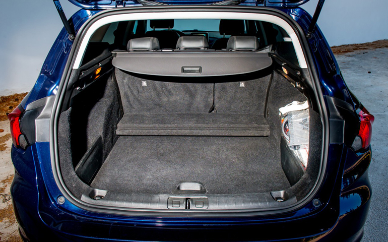 Στο πορτμπαγκάζ χωράνε όλα τα μπαγκάζια μιας οικογένειας.