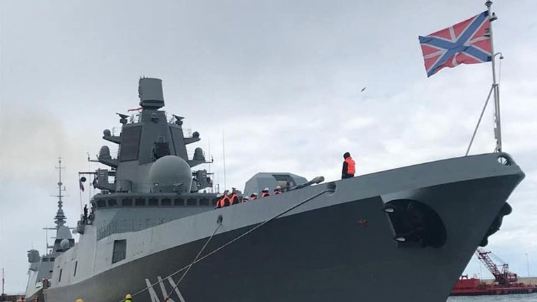 Η ρωσική φρεγάτα «Ναύαρχος Κασατόνοβ» στον Πειραιά Η ρωσική φρεγάτα «Ναύαρχος Κασατόνοβ» στον Πειραιά