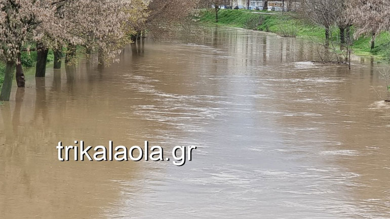 Υπερχείλισε ο Ληθαίος ποταμός στα Τρίκαλα