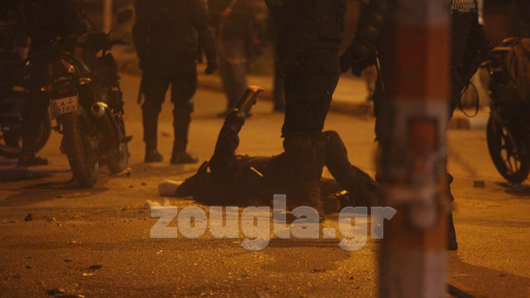 Η κατάθεση του τραυματία αστυνομικού: “Σταμάτησαν να με χτυπούν γιατί νόμιζαν πως είχα πεθάνει”