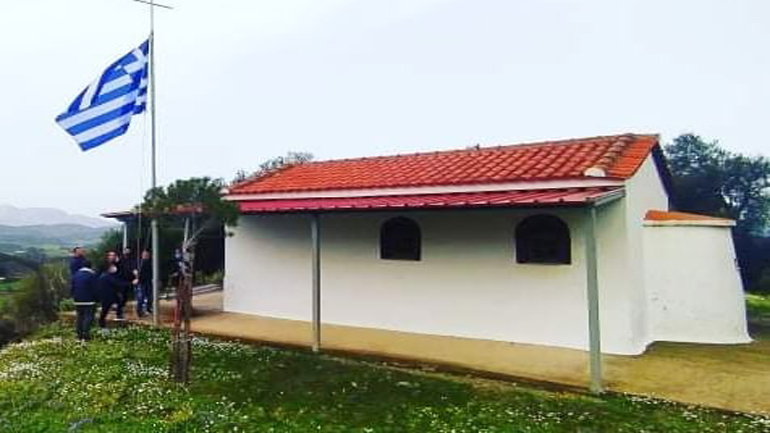 Αχαΐα: Ύψωσαν την ελληνική σημαία στην έρημη εκκλησία του χωριού τους Αχαΐα: Ύψωσαν την ελληνική σημαία στην έρημη εκκλησία του χωριού τους