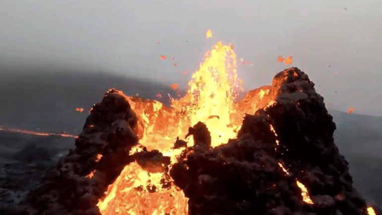 Μαγευτική πτήση drone πάνω από τη λάβα ηφαιστείου της Ισλανδίας