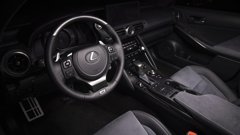 Πολυτελές εσωτερικό με δέρμα και ακριβά υλικά παντού