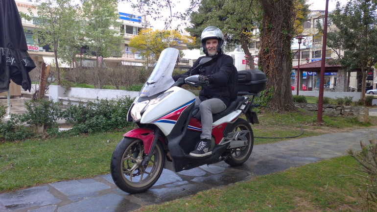 Με το Honda Integra αλωνίζει την Αθήνα για δουλειά και όχι μόνο!