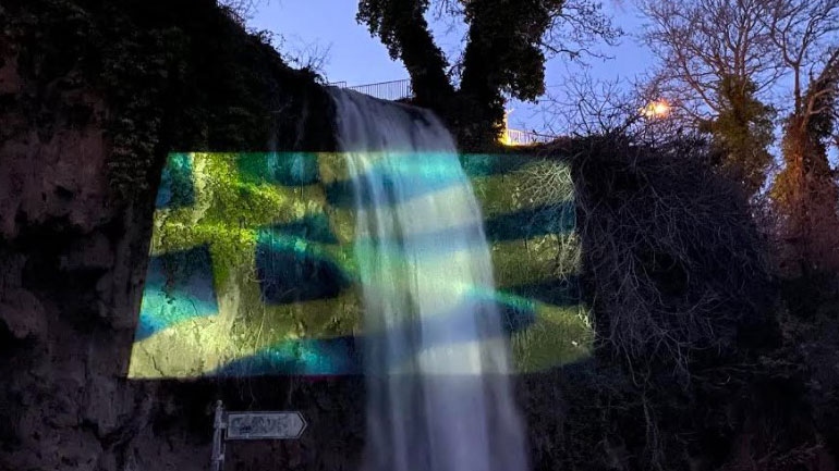 Oι καταρράκτες της Έδεσσας φωτίστηκαν με την γαλανόλευκη σημαία Oι καταρράκτες της Έδεσσας φωτίστηκαν με την γαλανόλευκη σημαία