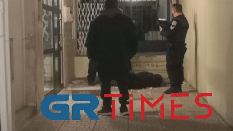 Θεσσαλονίκη: Άνδρας έπεσε από όροφο πολυκατοικίας – Σοβαρά τραυματισμένος μεταφέρεται στο νοσοκομείο