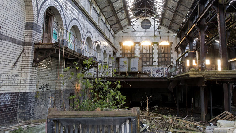 “Κουφάρια” άλλοτε κραταιών βιομηχανιών αναμένουν επενδυτές για να αποφύγουν την κατεδάφιση