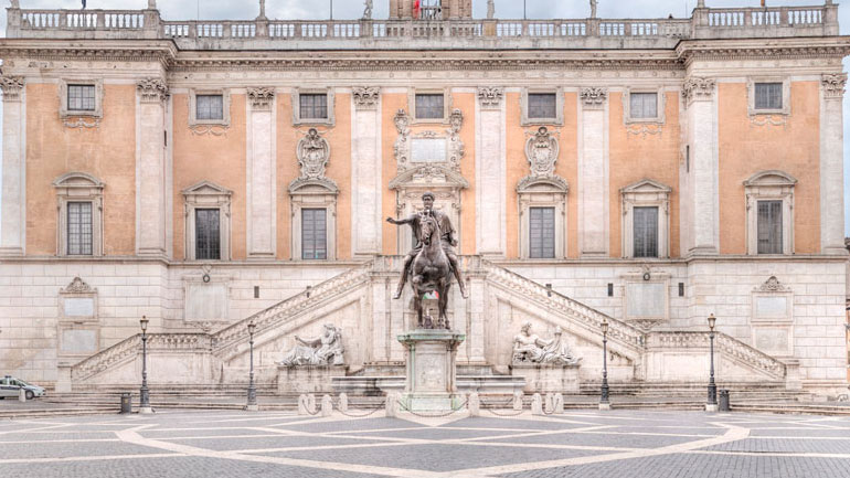 Το δημαρχιακό μέγαρο της Ρώμης θα φωτιστεί την Πέμπτη με το μπλε της Ελλάδας