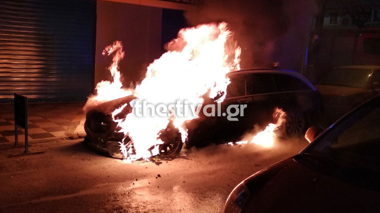 Στις φλόγες τυλίχθηκε σταθμευμένο ταξί στη Θεσσαλονίκη