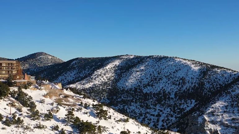 Στα λευκά η Πάρνηθα