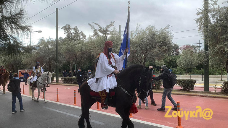 Εντυπωσιακές εικόνες από τους έφιππους που συμμετέχουν στις εκδηλώσεις για την 25η Μαρτίου Εντυπωσιακές εικόνες από τους έφιππους που συμμετέχουν στις εκδηλώσεις για την 25η Μαρτίου