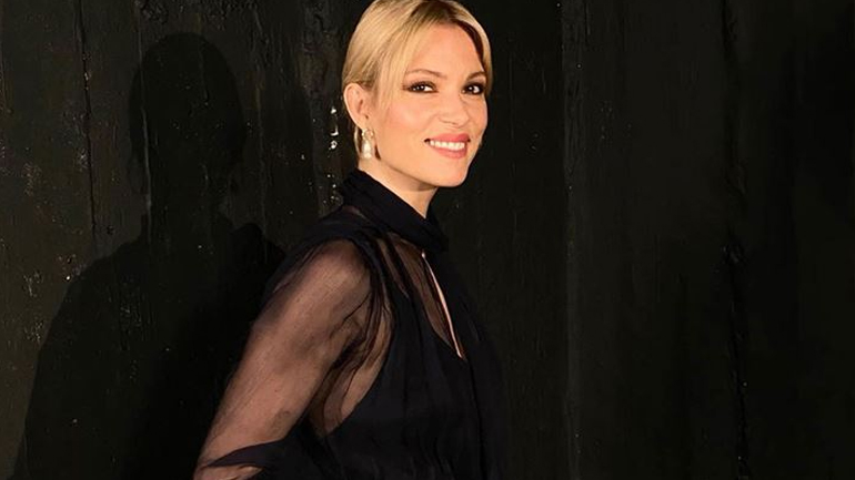 H Βίκυ Καγιά μας δείχνει πώς να φορέσουμε τα leather σορτς με sneakers