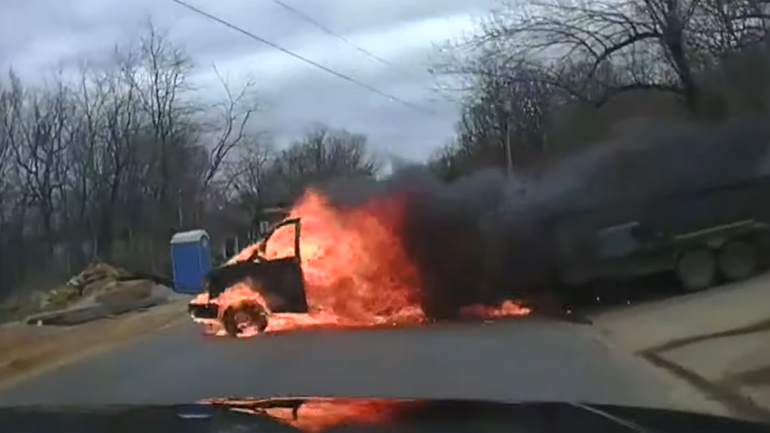 Φλεγόμενο όχημα κινείται ανεξέλεγκτο στον δρόμο! Φλεγόμενο όχημα κινείται ανεξέλεγκτο στον δρόμο!