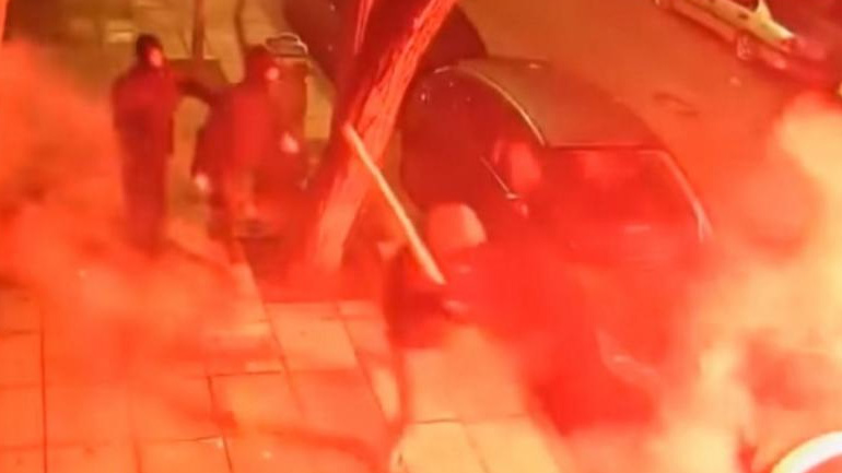 Επεισόδια στη Θεσσαλονίκη: Σοκαριστικό βίντεο με μάχες οπαδών του Άρη και του ΠΑΟΚ