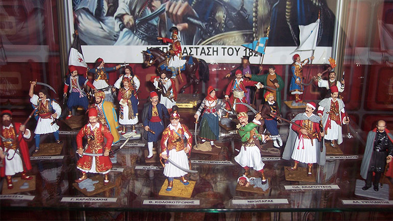 Ο συλλέκτης με τις εκατοντάδες μινιατούρες ηρώων του 1821