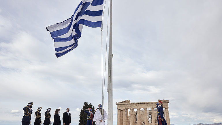 Δείτε την έπαρση της σημαίας στην Ακρόπολη και ακούστε τον εθνικό ύμνο από την Αναστασία Ζαννή