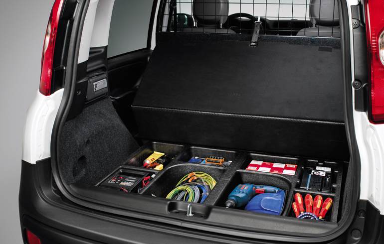 Διαθέτει ειδικές θήκες για τα εργαλεία στο πάτωμα του πορτμπαγκάζ