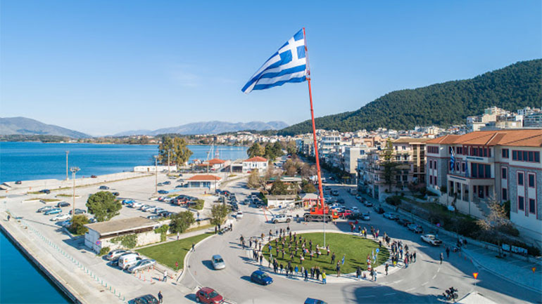 Ηγουμενίτσα: Στον ουρανό κυματίζει σημαία 350 τετραγωνικών μέτρων