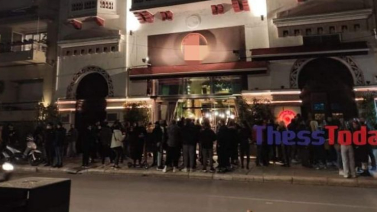 Έντονος συνωστισμός για ένα ποτό στη Θεσσαλονίκη