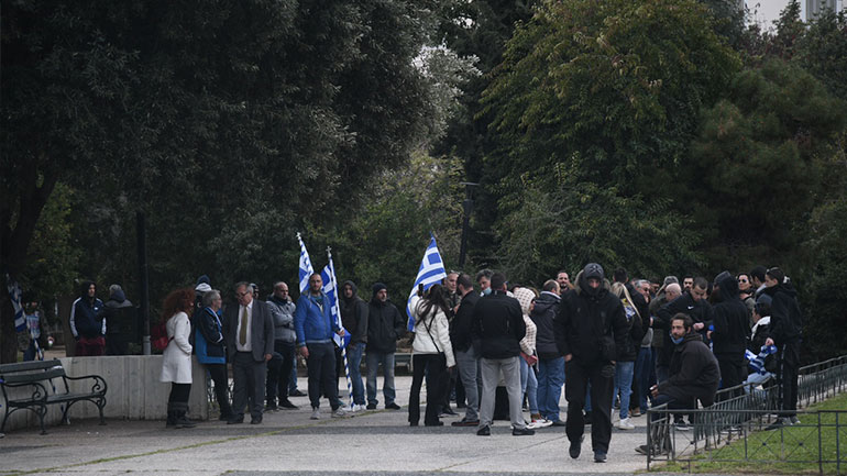 Μικροένταση στην πλατεία Κλαυθμώνος με αρνητές μάσκας