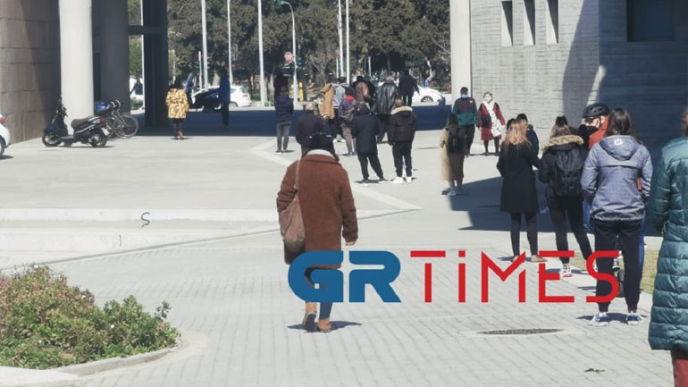 Ουρές για rapid test στο Δημαρχείο Θεσσαλονίκης Ουρές για rapid test στο Δημαρχείο Θεσσαλονίκης