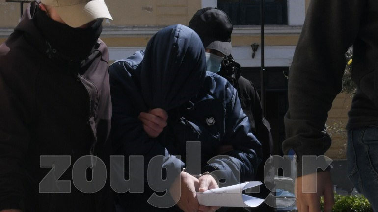 Στον ανακριτή ο Βασίλης Γκουρούσης και η Τέτα Καμπουρέλη για το ριφιφί στις τραπεζικές θυρίδες Στον ανακριτή ο Βασίλης Γκουρούσης και η Τέτα Καμπουρέλη για το ριφιφί στις τραπεζικές θυρίδες