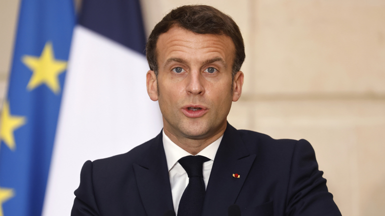 Ο Μακρόν τάσσεται υπέρ των αυστηρών ελέγχων στις εξαγωγές εμβολίων από την Ε.Ε