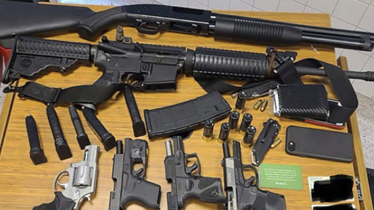 ΗΠΑ: Συνελήφθη 22χρονος σε σούπερ μάρκετ με έξι πυροβόλα όπλα