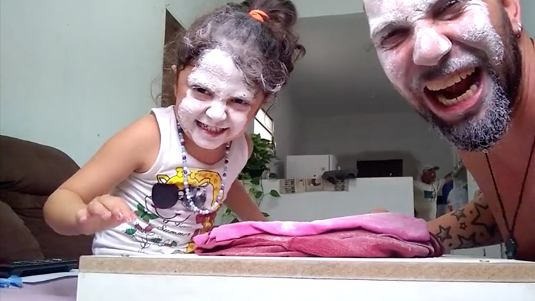 Πατέρας και κόρη παίζουν πέτρα-ψαλίδi-χαρτί