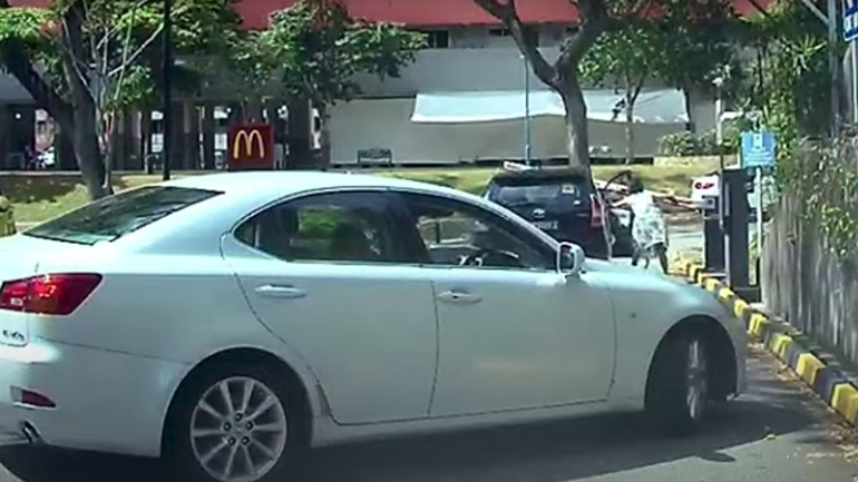 Γυναίκα ξεχνά να τραβήξει το χειρόφρενο