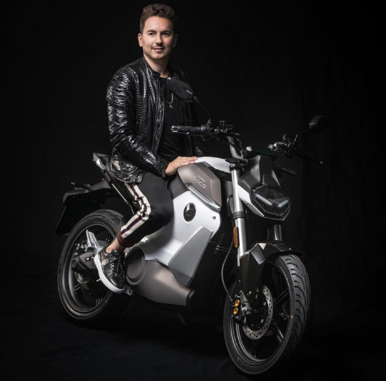 Ο πρώην αναβάτης MotoGP στη σέλα του TS Hunter της Super Soco