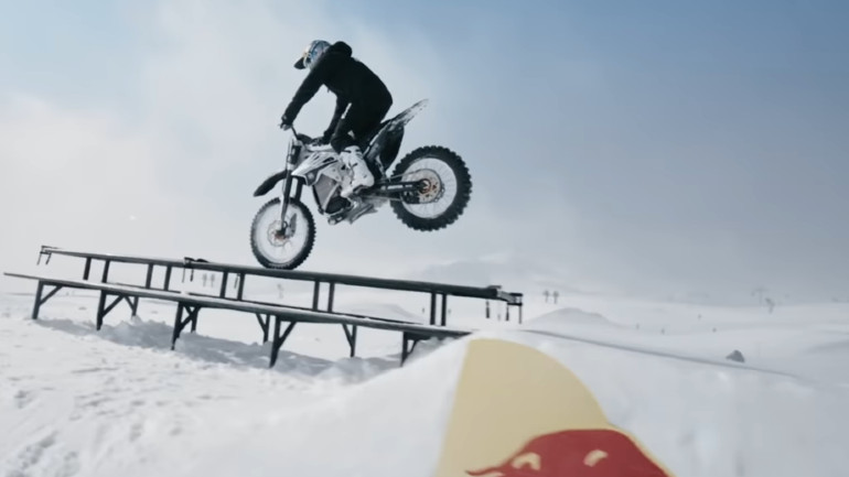 Αθόρυβες καταβάσεις στο χιόνι με ηλεκτρικό MX