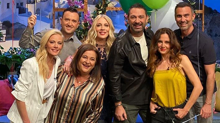 Η παρέα του «Παρά Πέντε» ποζάρει ξανά μαζί 16 χρόνια μετά